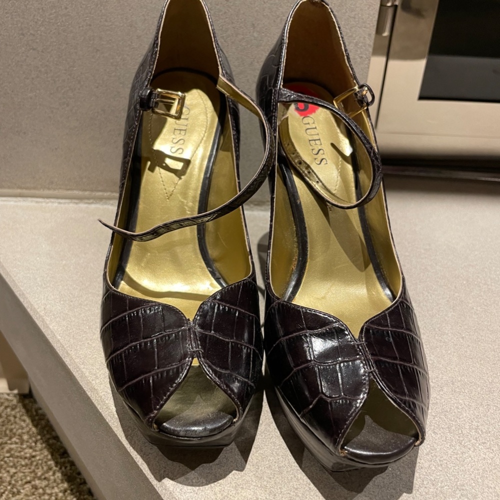 Guess Stiletto Peep Toe Shoe Size 6